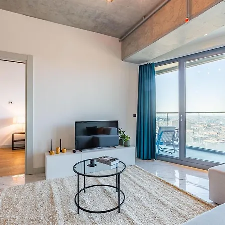 Cozy Flat With Fascinating City View And Balcony In Sisli *