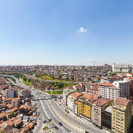 Cozy Flat With Fascinating City View And Balcony In Sisli Lägenhet