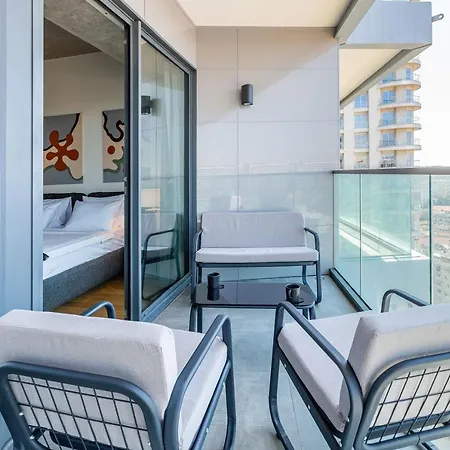 Cozy Flat With Fascinating City View And Balcony In Sisli *